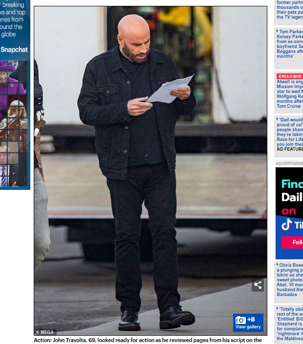 John Travolta, fotografiado leyendo el guion de la cinta "Cash Out" / Captura www.dailymail.co.uk