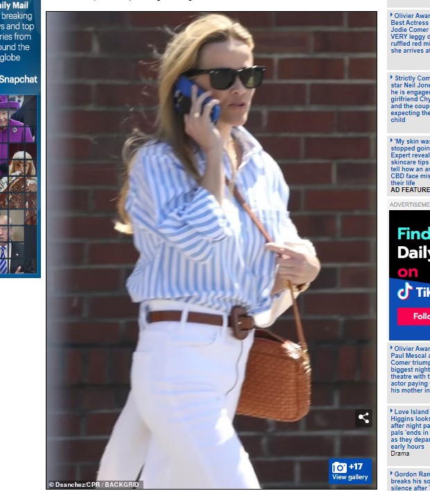 Reese Witherspoon, fotografiada con su mano izquierda despojada de su anillo de casada / Captura www.dailymail.co.uk