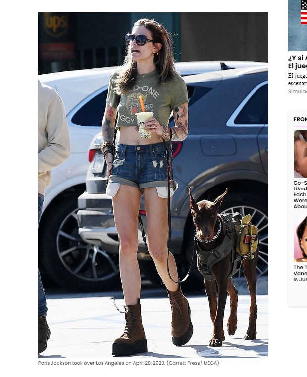 Paris Jackson, fotografiada en Los Ángeles junto a su mascota / Captura hollywoodlife.com