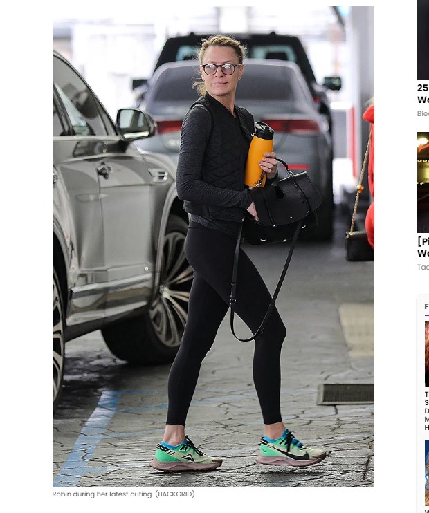 Robin Wright, fotografiada sin una gota de maquillaje y con tenida deportiva / Captura hollywoodlife.com