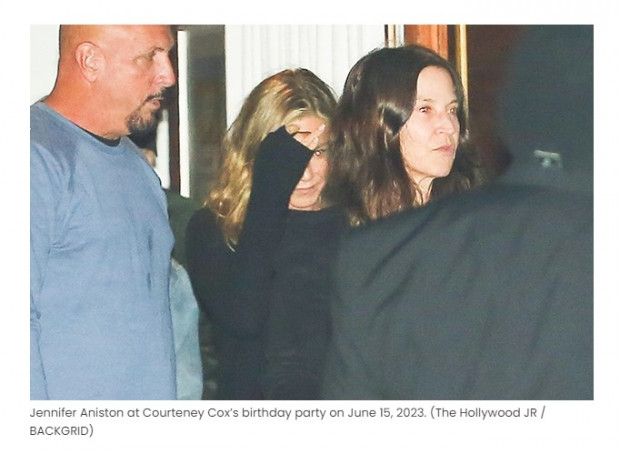 Jennifer Aniston se unió al festejo, en una salida reservada para mujeres / Captura hollywoodlife.com