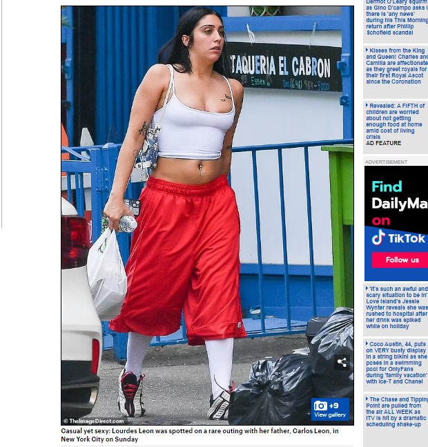 Lourdes León, fotografiada con el look más extravagante posible / Captura www.dailymail.co.uk
