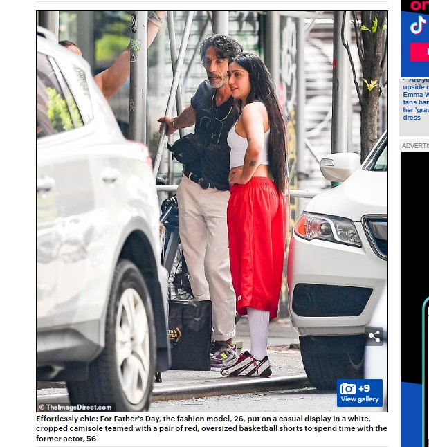 La modelo de 26 años se encontró con su padre, Carlos León / Captura www.dailymail.co.uk