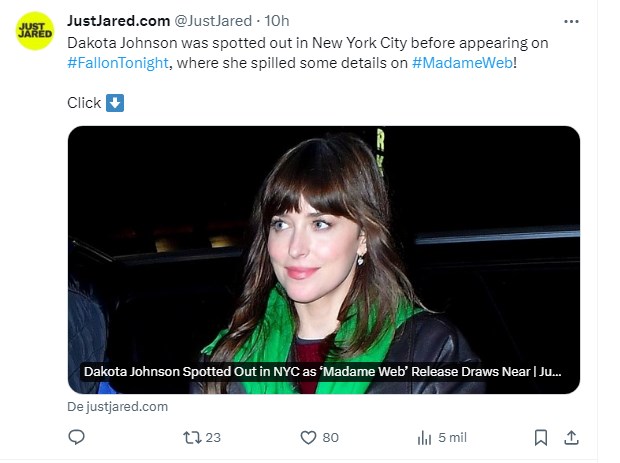 Dakota Johnson, fotografiada enfundada en un sofisticado abrigo / Captura twitter.com/JustJared