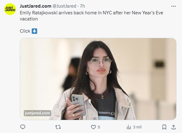 Emily Ratajkowski regresó de las Islas Caimán y sorprendió tanto por su aspecto como por su look / Captura twitter.com/JustJared