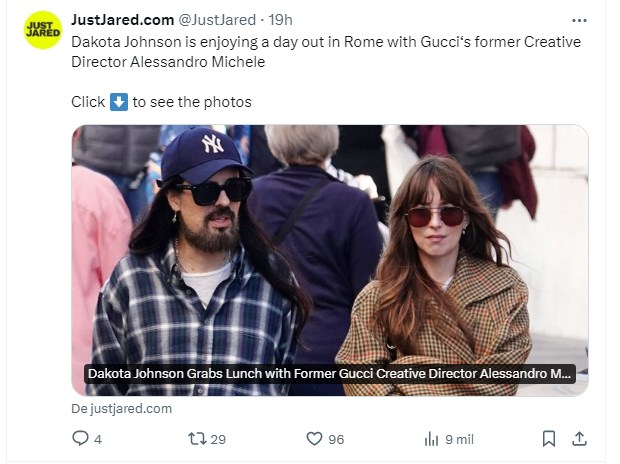 Dakota Johnson deslumbró con su look en un paseo por la ciudad de Roma / Captura twitter.com/JustJared
