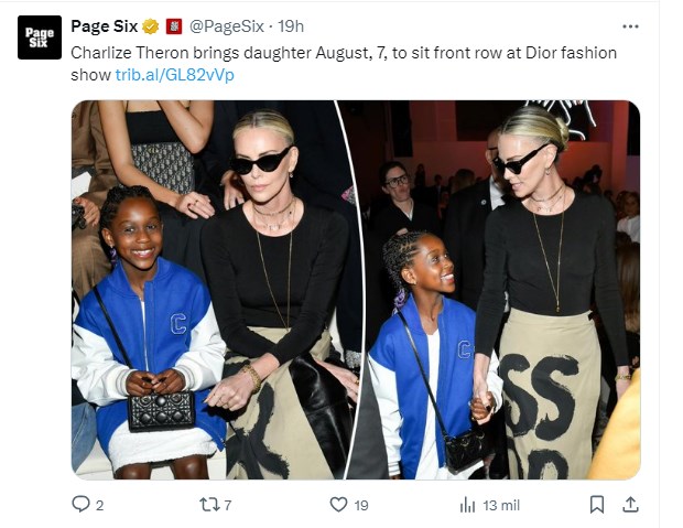 Charlize Theron impactó con su look en desfile de Dior, al que fue acompañada con su prqueña hija August / Captura twitter.com/PageSix