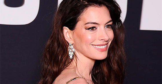 Hathaway-paparazzis-1