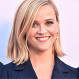 Reese Witherspoon encanta en esta chaqueta de cuero fotografiada en el set de “The Morning Show”