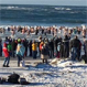 Malvinas: Isleños desafían al termómetro y disfrutan el invierno bañándose en el mar