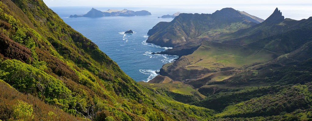 2842-noi-crusoe-island-lodge-excursions-walking-in-the-woods-7