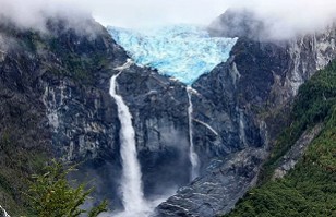 Imágenes muestran un espectacular desprendimiento en glaciar del Parque