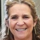 Infanta Elena de Borbón sorprendió con informal peinado durante subasta benéfica en España