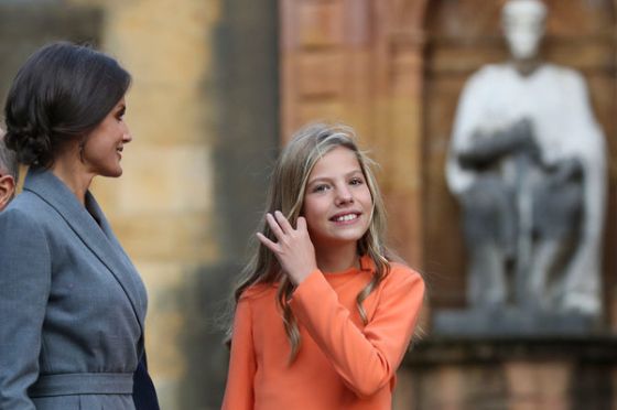 infanta-sofia-llevado-pelo-suelto-ondas-vestido-naranja-primera-visita-oficial-oviedo-600