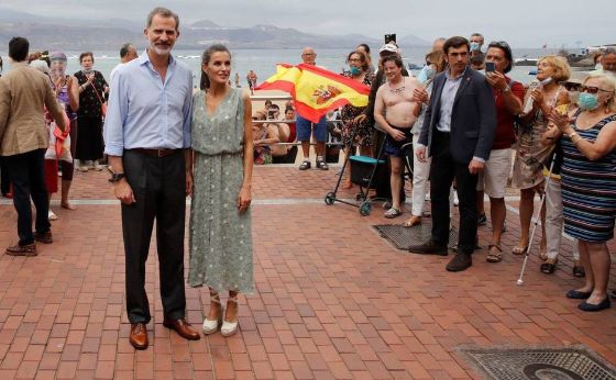 graf5564-las-palmas-de-gran-canaria-23-06-2020-el-rey-felipe-vi-i-y-la-reina-letizia-d-posan-en-la-playa-de-las-canteras-en-su-visita-a-las-palmas-de-gran-canaria-este-martes-los-reyes-inician-en-canarias