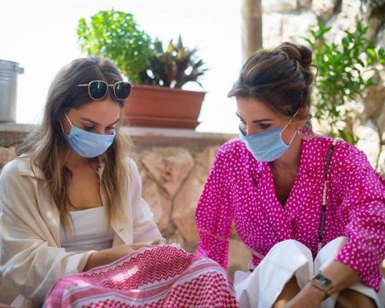 rania-de-jordania-y-su-hija-mayor-en-la-visita-instagram-queenrania
