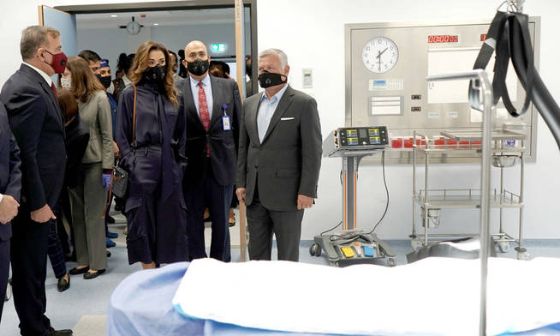 los-reyes-abdala-y-rania-durante-la-inauguracion-del-hospital-de-emergencias-casa-hachemita-de-jordania