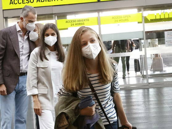 la-foto-que-muestra-la-tristeza-de-la-infanta-sofia-ante-la-marcha-de-leonor-a-gales