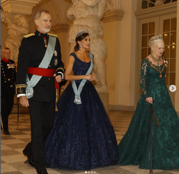 El Rey Felipe y las reinas Letizia y Margarita II. Foto: casarealdeespana Instagram.