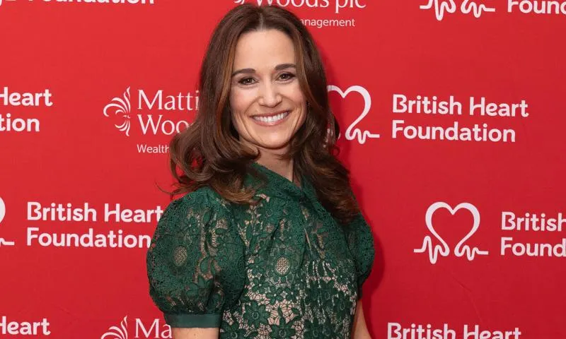 pippa-middleton-hits-the-beach-with-her-family