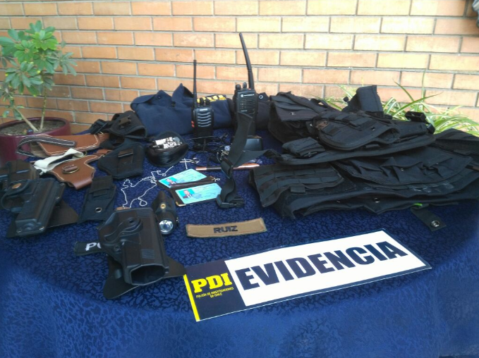 'Los vengadores' tenían en su poder diversas placas institucionales, armas a fogueo y vestuario de la PDI. Foto: biobiochile.cl