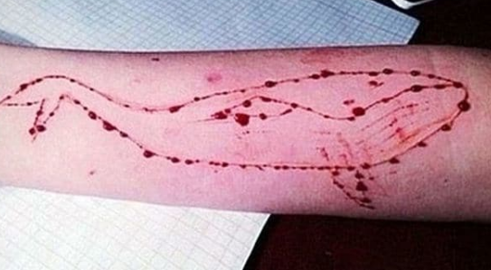 Uno de los desafíos del macabro juego es tatuarse una ballena en el brazo.