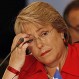 Michelle Bachelet se tropieza en La Esmeralda y estuvo a centímetros de caer al mar