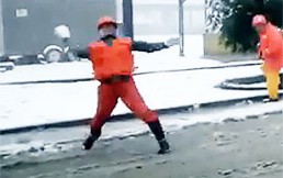 Obreros vs carabineros: Video del “enfrentamiento” más divertido que dejó la nieve en Aysén