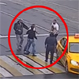 Mujer es agredida en plena calle por un matón que no esperaba la paliza que recibió después