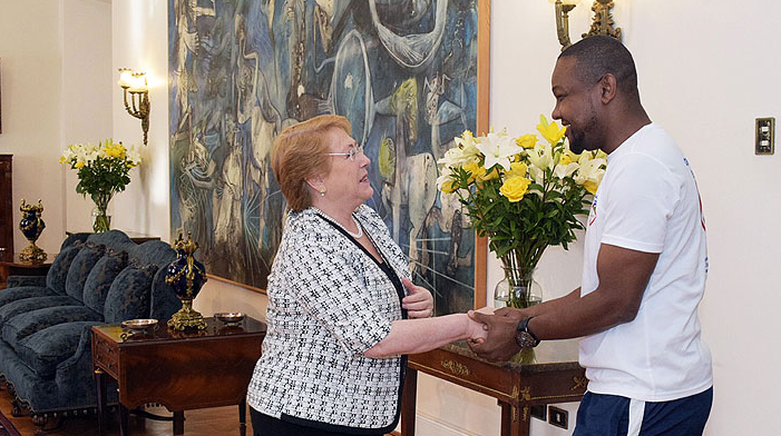 La presidenta Michelle Bachelet recibió a Richard Joseph en el Palacio de La Moneda. Foto: Emol.com