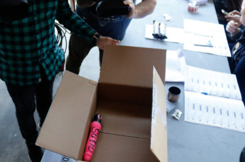 Un adminículo sexual en una caja de materiales. Foto: Bio Bio.cl