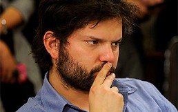 Gabriel Boric cae en clásica broma de los quejidos en plena discusión en comisión parlamentaria