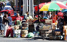 “A precio de saqueo”: Así ofertan su mercadería algunos vendedores ambulantes tras estallido social