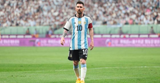 Como uno más Lionel Messi fue fotografiado comprando en un