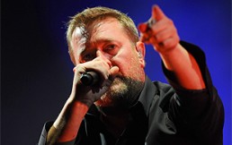 Fan sube desnudo a escenario y baila con cantante delante del público: La mayor locura que verás hoy