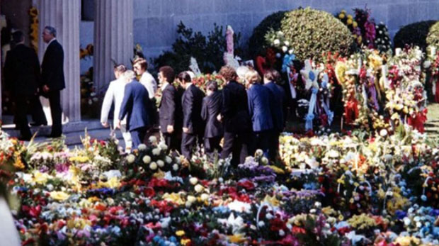 El cotejo fúnebre de Elvis: más de 80.000 personas despidieron ¿los restos? del cantante
