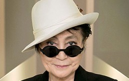 Yoko Ono, enferma y en sillas de ruedas, logra mantenerse activa a los 87 años