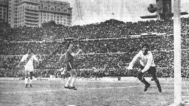 Montevideo, 5 de agosto de 1973. Rogelio Farías ya hizo el amago de cabezazo y el Chicho Uribe queda descolocado. Es la eliminación de Perú del Mundial de Alemania 74.