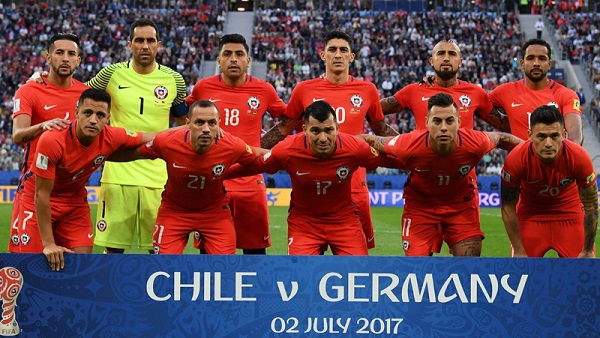 La Selección Chilena el día que perdió la final de la Copa Confederaciones. De la foto, Claudio Bravo renunció; mientras que Gonzalo Jara y Marcelo Díaz no fueron considerados. El resto sigue.