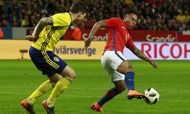 Eduardo Vargas ingresó como centrodelantero retrasado, tal como lo ha hecho en los últimos cotejos de la Roja.