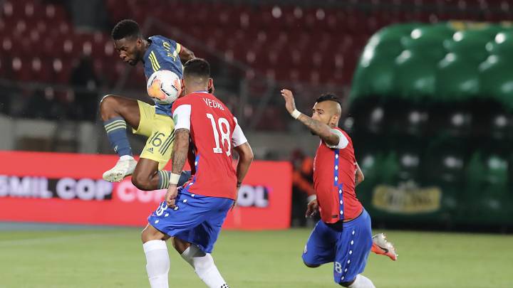 Arturo Vidal, nuevamente, fue el que movió y contagió a todo Chile. Le hicieron el penal y lo cobró con fuerte remate para el empate parcial.