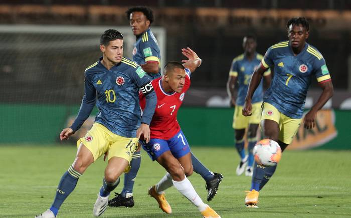 Alexis Sánchez, sobre todo en el primer tiempo, hizo de las suyas en el carril izquierdo. Ya lleva 45 goles por la Roja absoluta.