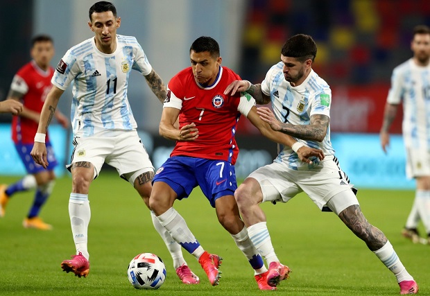 Alexis Sánchez mostró en Santiago del Estero su acostumbrado despliegue. De paso, con su gol ya lleva 46 con la camiseta roja.