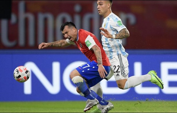 Don Gary Medel, nuevamente, se impuso en el mando de la defensa. Además, su asistencia propició el gol del empate de Alexis Sánchez.