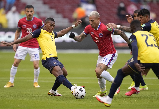 Eduardo Vargas nuevamente fue el único delantero neto en la alineación nacional, a ratos yendo al sacrificio entre los zagueros ecuatorianos.
