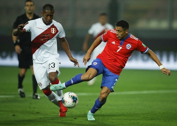 Alexis Sánchez reapareció con la Roja, pero se perdió en el entramado peruano.