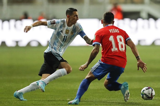 Ángel di María fue una permanente pesadilla para la zaga chilena, sobre todo para Sebastián Vegas.