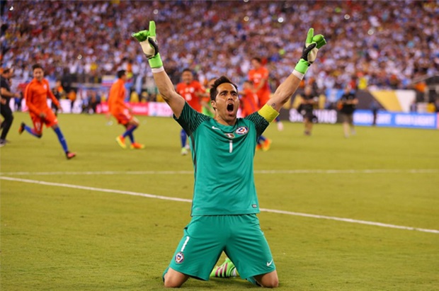 Todo indica que Claudio Bravo volvería a la Roja. Hay que esperar hasta este viernes.