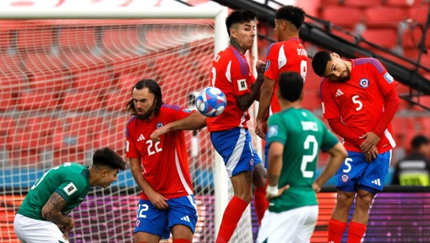 Sobre todo en el primer tiempo, la Roja abusó del centro al área. No resultó.