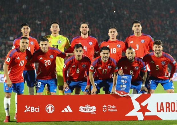 La formación de Chile ante Argentina, el jueves recién pasado. Con un acertado mando técnico se podrían obtener mejores cosas porque con lo mostrado en el segundo tiempo ante los trasandinos se mostró que, por lo menos, materia prima hay.
